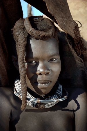 Jeune fille de Katjiaambia Tirage pigmentaire d'archive Wakapawe, région Kunene du nord, Naimibie, 2000