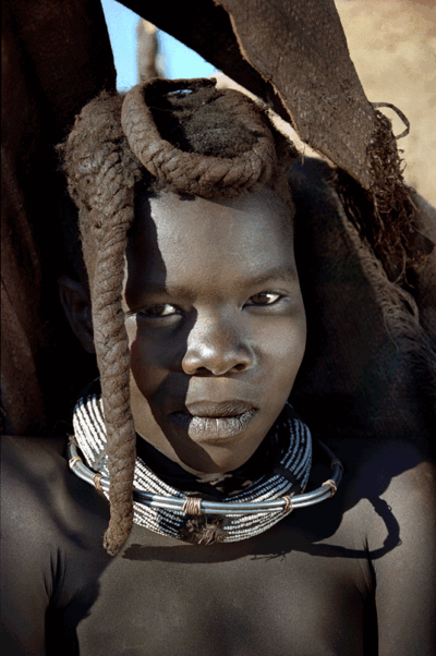 Photo_web_fille_Katjiaambia Jeune fille de Katjiaambia Tirage pigmentaire d'archive Wakapawe, région Kunene du nord, Naimibie, 2000