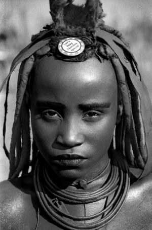 Portrait d'une jeune fille en visite de plusieurs mois à la maison de Ndoozu, anciennement celle de Vetamuna. Ce portrait a été réalisé un après-midi d'hiver ensoleillé, alors que les jeunes femmes de la maison profitaient d'un moment de calme pour refaire leur parure.