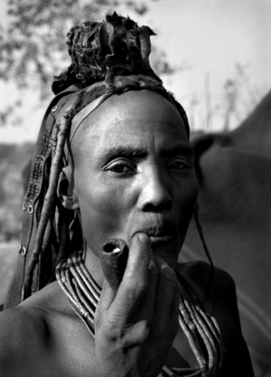 Portrait de Karamba Tjisuta, sœur de Katjiaambia, pris à la maison de Ndoozu à Etanga.